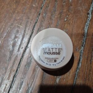 Maybelline Dream Matte Mousse in Porcelain Ivory